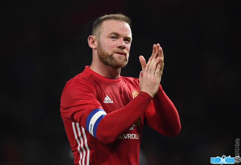Hình ảnh cầu thủ Wayne Rooney trong màu áo của M.U