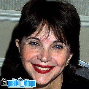 A Portrait Picture of Female TV actress Cindy Williams