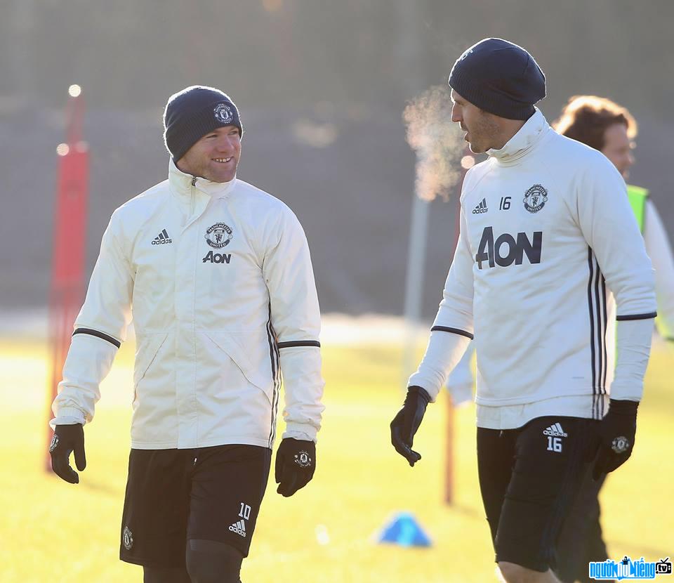 Photo of Wayne Rooney player training on the pitch with teammates