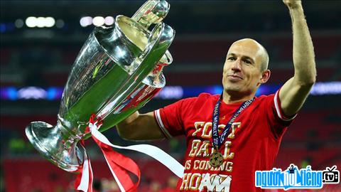 Bức ảnh cầu thủ bóng đá Arjen Robben cùng chiếc cúp vô địch