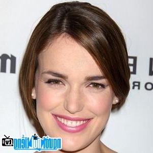 Latest Picture of Television Actress Elizabeth Henstridge