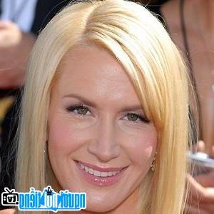 Latest picture of TV Actress Angela Kinsey