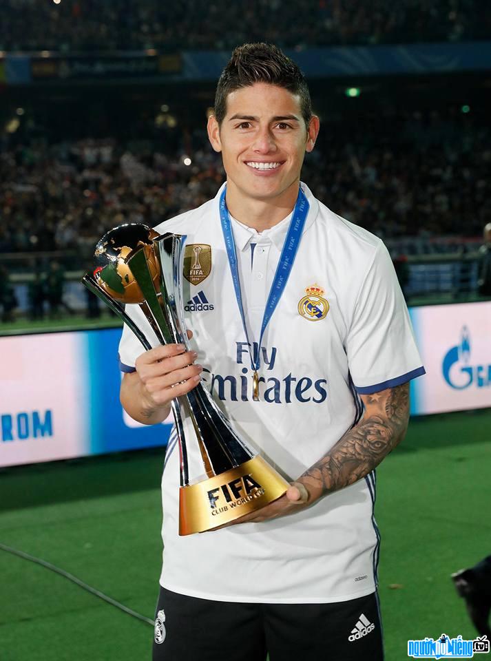 Bức ảnh cầu thủ James Rodriguez và chiếc cúp vô địch