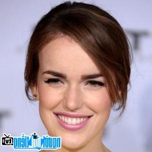 Một hình ảnh chân dung của Nữ diễn viên truyền hình Elizabeth Henstridge