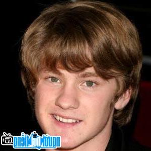 Một hình ảnh chân dung của Nam diễn viên truyền hình Cody Kasch