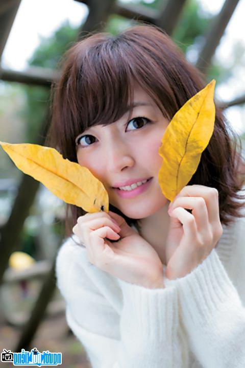 Bức ảnh nữ diễn viên nói Kana Hanazawa tạo dáng với lá cây