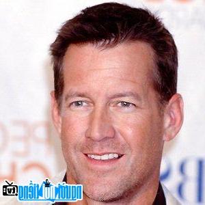 Một hình ảnh chân dung của Nam diễn viên truyền hình James Denton