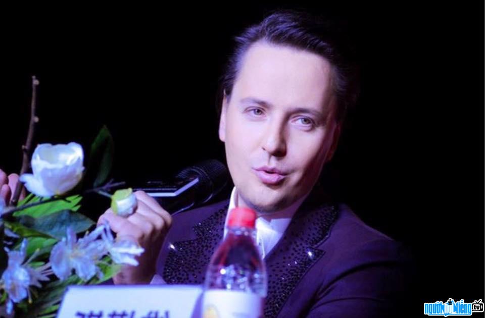 Picture of Russian male singer Vitas at a news conference