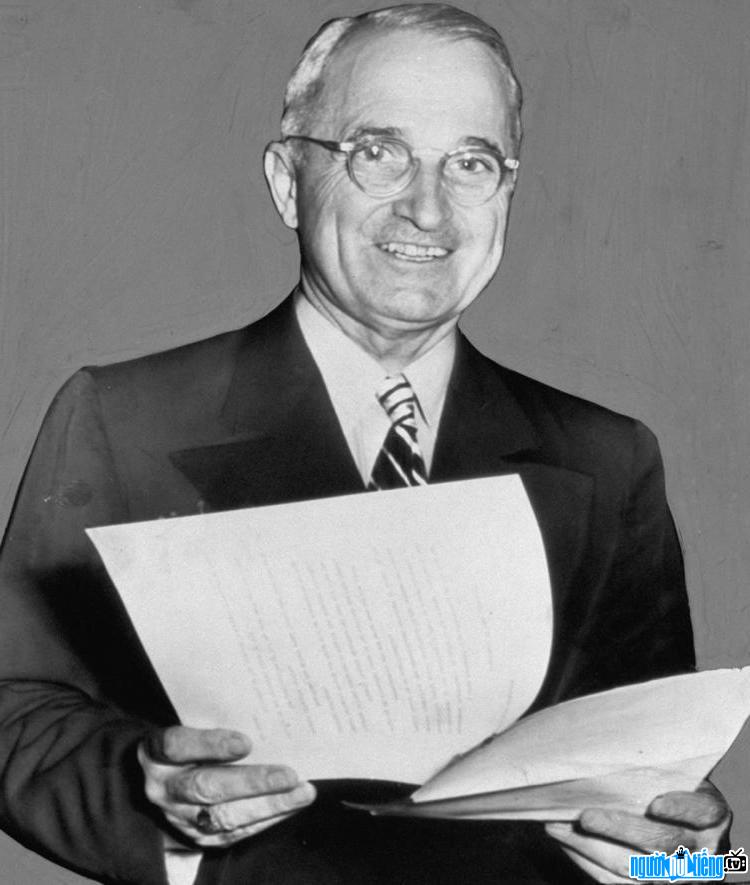Hình ảnh cựu Tổng Thống Mỹ Harry S Truman khi đang đọc bài diễn văn