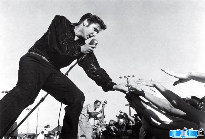 Singer Elvis Presley has an attractive performance style