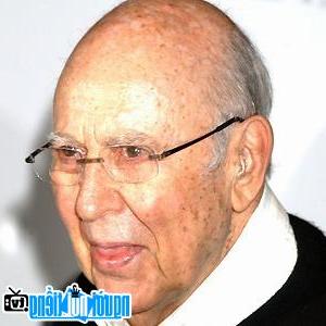 A portrait picture of Male TV actor Carl Reiner