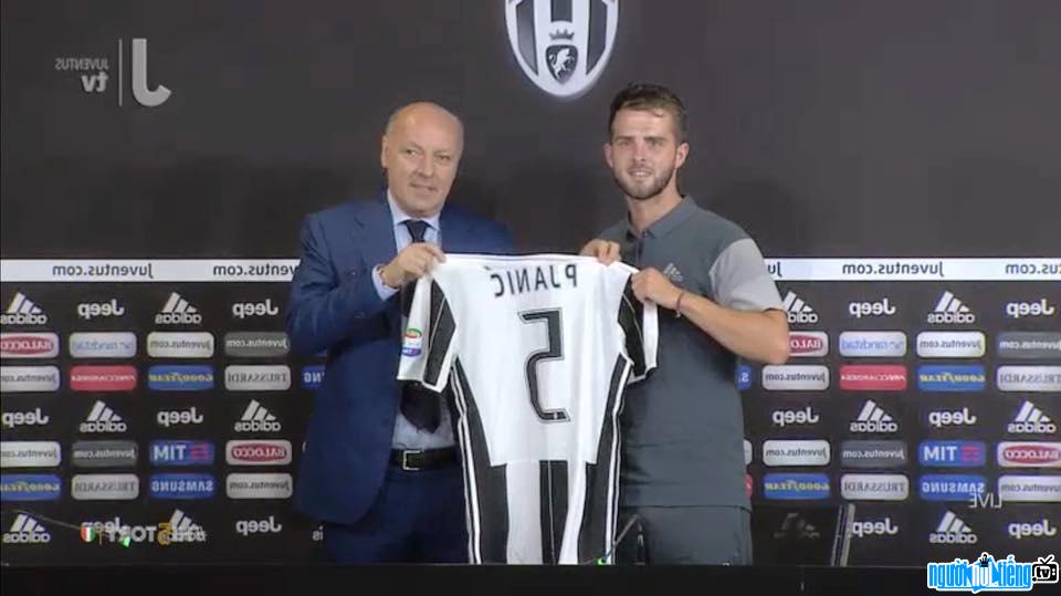 Cầu thủ Miralem Pjanic trong buổi lễ gia nhập Juventus
