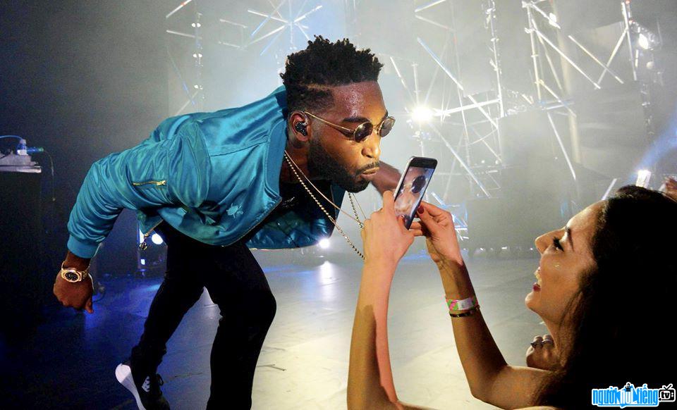 Bức ảnh rapper Tinie Tempah đang tạo dáng cho fan hâm mộ chụp ảnh
