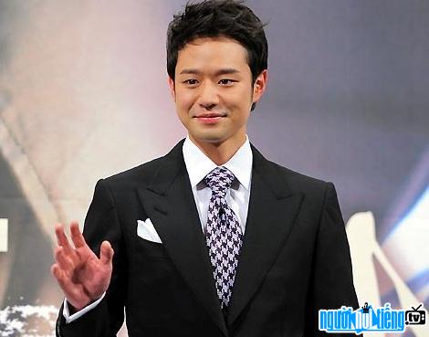 A picture of a handsome male actor Chun Jung-myung captivates fans