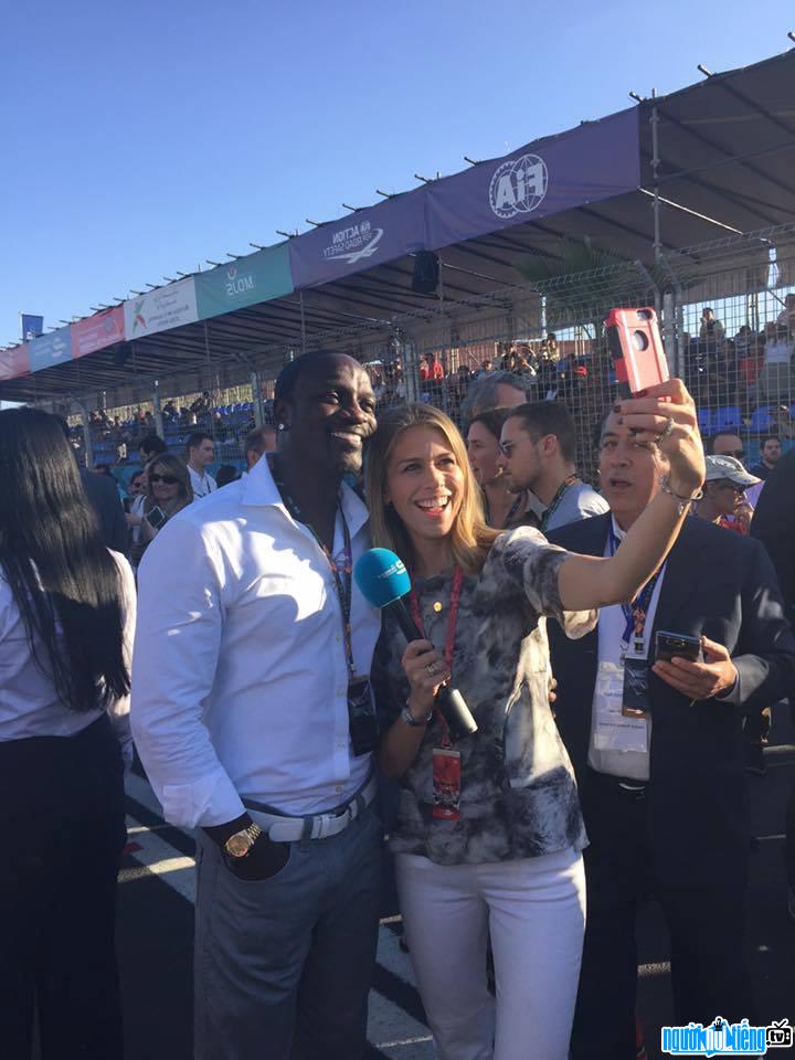 Rapper Akon taking pictures with fans