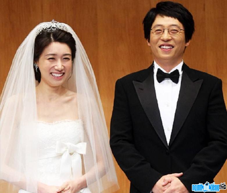  Comedian Yoo Jae Suk with his wife Na Kyung Eun