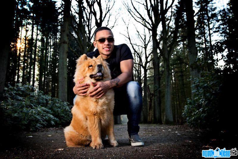 Bức ảnh cầu thủ Memphis Depay cùng chú chó cưng