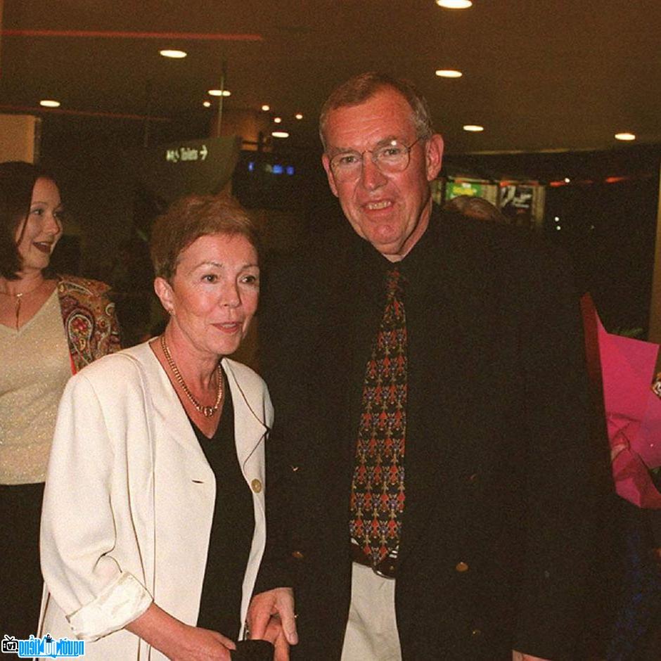Nhà báo Peter Harveycùng với người vợ của mình Anne