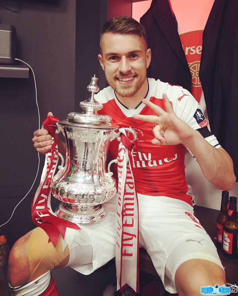 Picture of player Aaron Ramsey holding a trophy