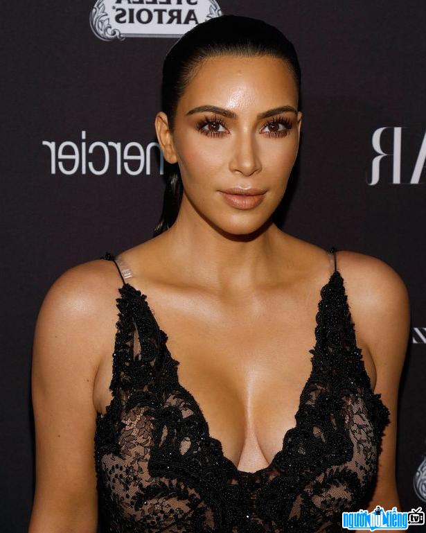 Kim Kardashian khoe vòng một khủng