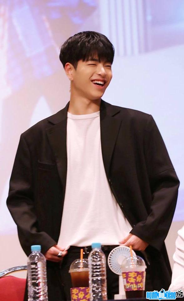 Hình ảnh ca sĩ Koo Junhoe - giọng ca chính của nhóm nhạc iKON