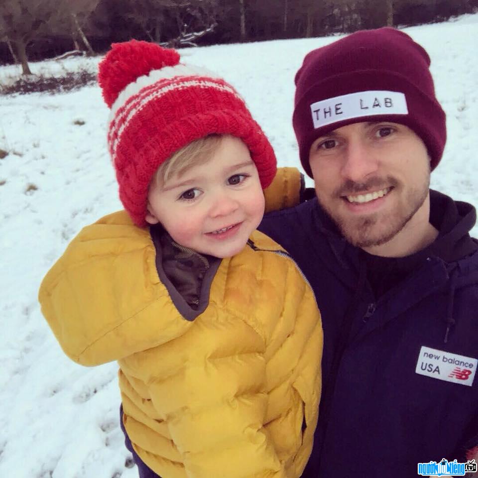 Photo of Aaron Ramsey and his daughter
