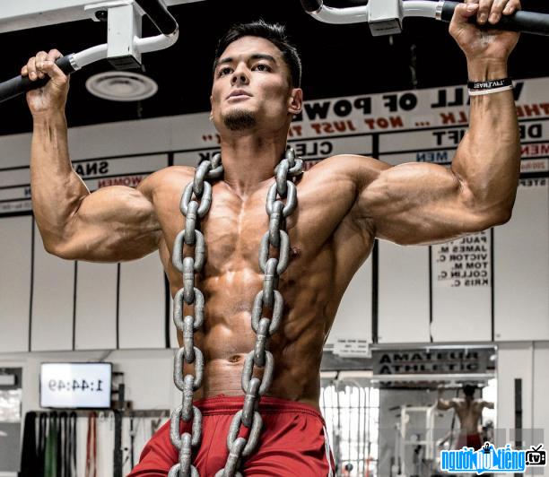 Jeremy Buendia's bodybuilder image while working out