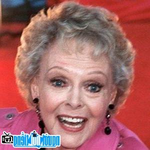 Một hình ảnh chân dung của Nữ diễn viên truyền hình June Lockhart