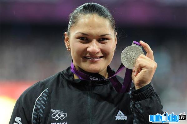 Valerie Adams with New Zealand country flag