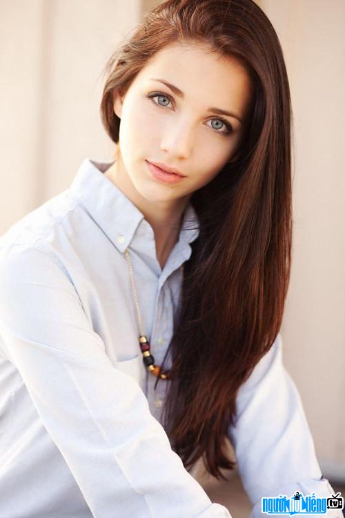 Charm Emily Rudd model picture with long hair