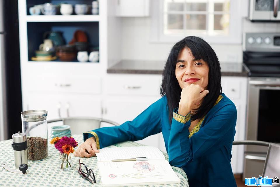 Simran Sethi tại bếp nhà cô ở Winston-Salem