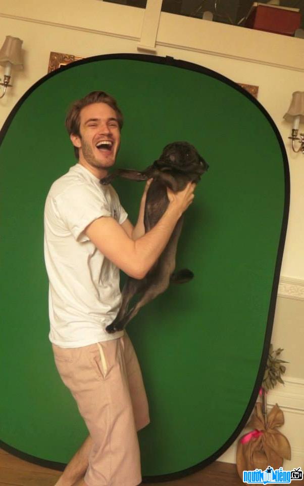 Bức ảnh sao Youtube PewDiePie và chú chó cưng của mình