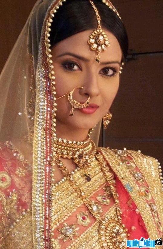 Hình ảnh nữ diễn viên truyền hình Kratika Sengar trong trang phục truyền thống