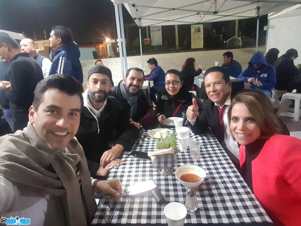 Nhà báo Ana Maria Alvarado vui vẻ bên những người bạn của mình