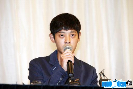 Nam ca sĩ Jung Joon-young tại cuộc họp báo sau scandal xâm hại tình dục
