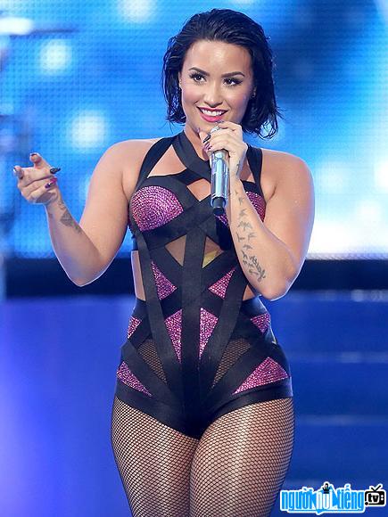 Demi Lovato sexy on stage