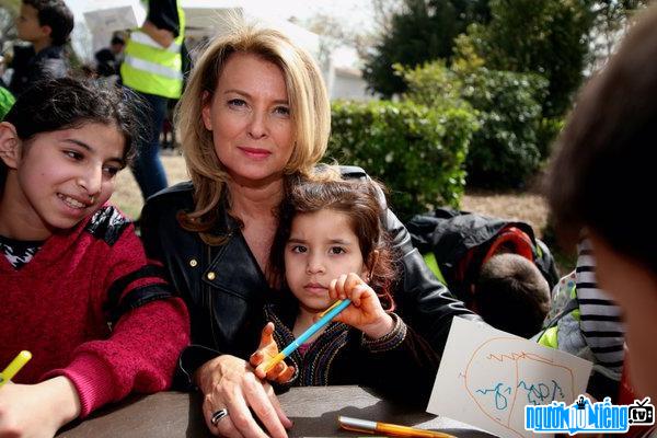 Picture of Journalist Valerie Trierweiler with refugee children in Syria