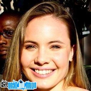 Một hình ảnh chân dung của Nữ diễn viên truyền hình Leah Pipes