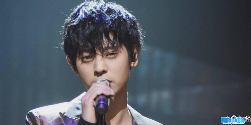  Image of male singer Jung Joon-young is performing on stage
