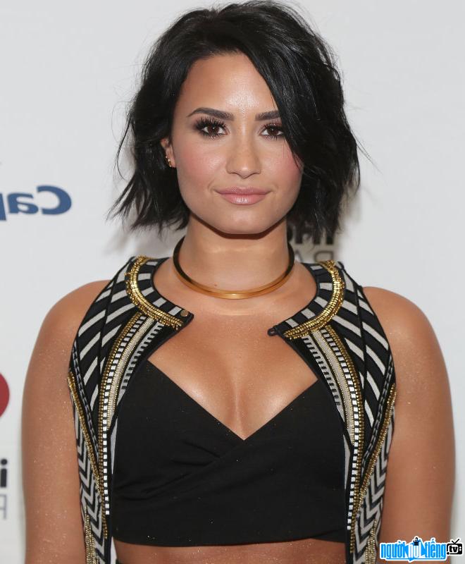 Demi Lovato shows off Sexy bust