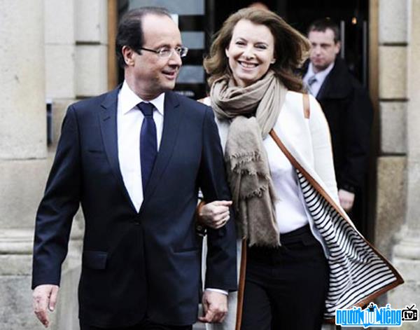 Female journalist Valerie Trierweiler with French President Francois Hollande
