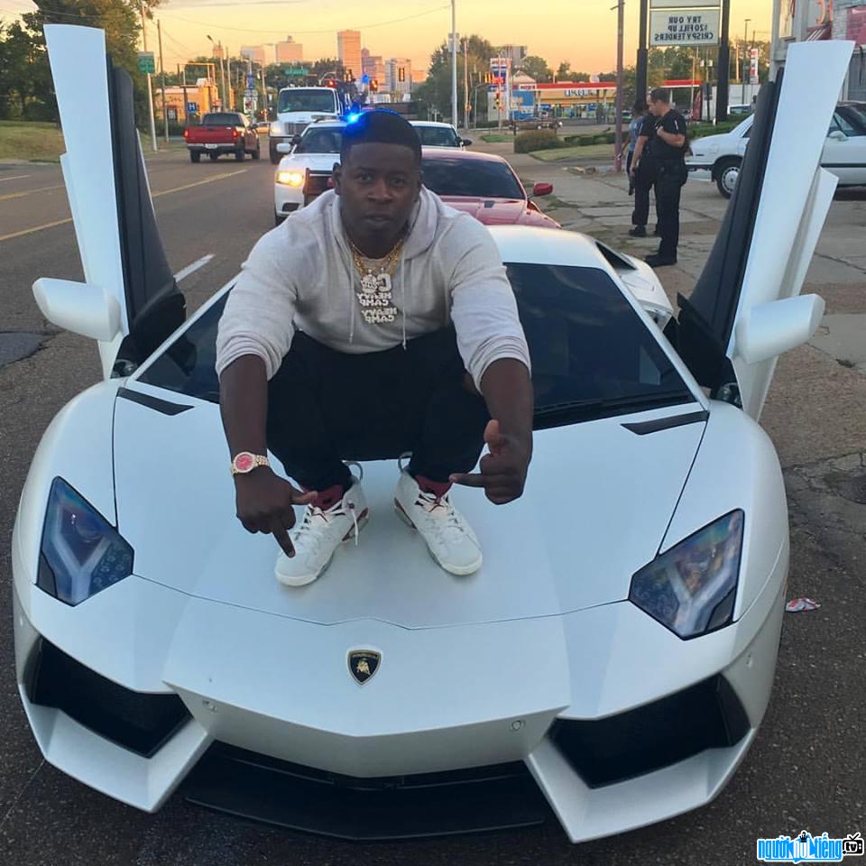 Picture of rapper Blac Youngsta with his supercar