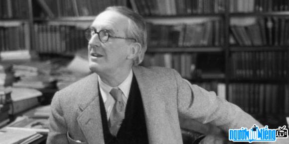 JRR Tolkien tiểu thuyết gia nổi tiếng người Anh