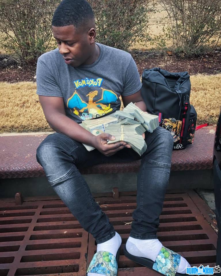Hình ảnh rapper Blac Youngsta đang khoe tiền của mình