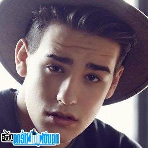 Một hình ảnh chân dung của Ca sĩ nhạc pop Jacob Whitesides