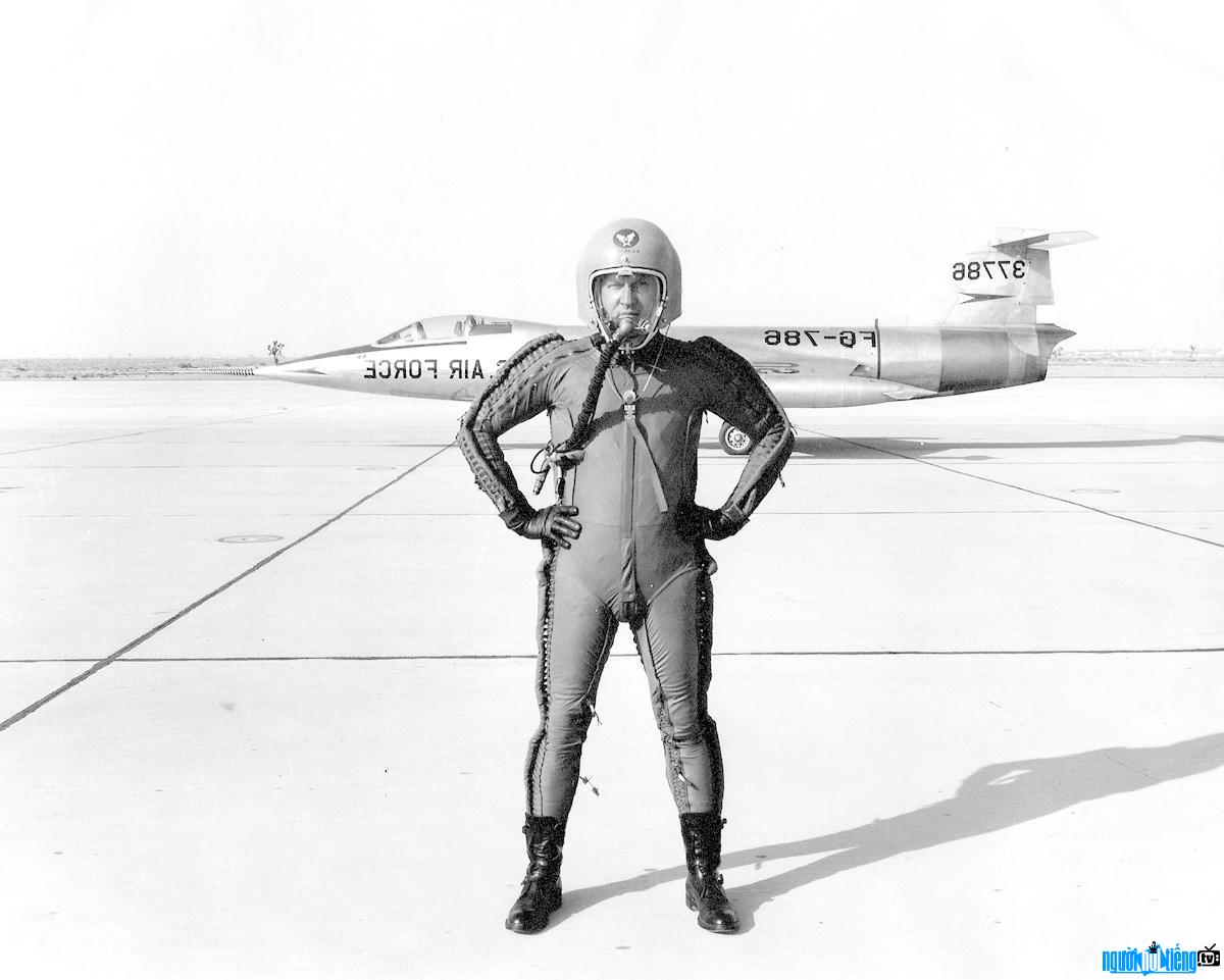 Hình ảnh về Tony Levier - phi công thử nghiệm người Mỹ