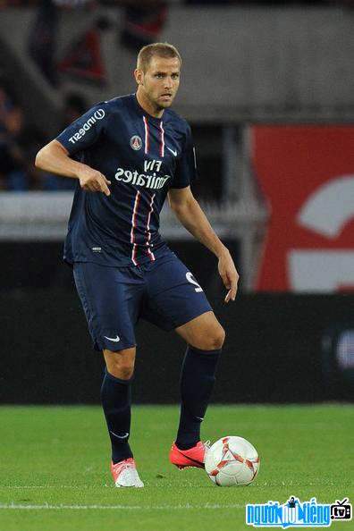 Hình ảnh cầu thủ Mathieu Bodmer trên sân cỏ
