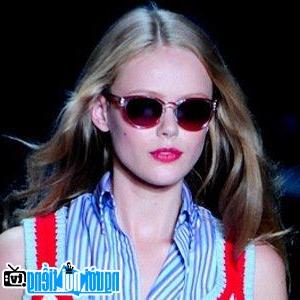 Một hình ảnh chân dung của Người mẫu Frida Gustavsson