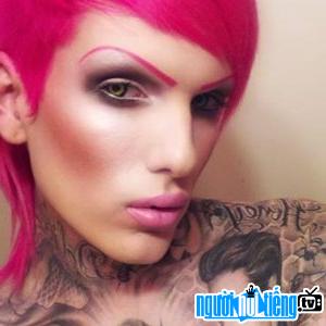 Jeffree Star đã cho ra mắt thương hiệu mỹ phẩm của riêng mình