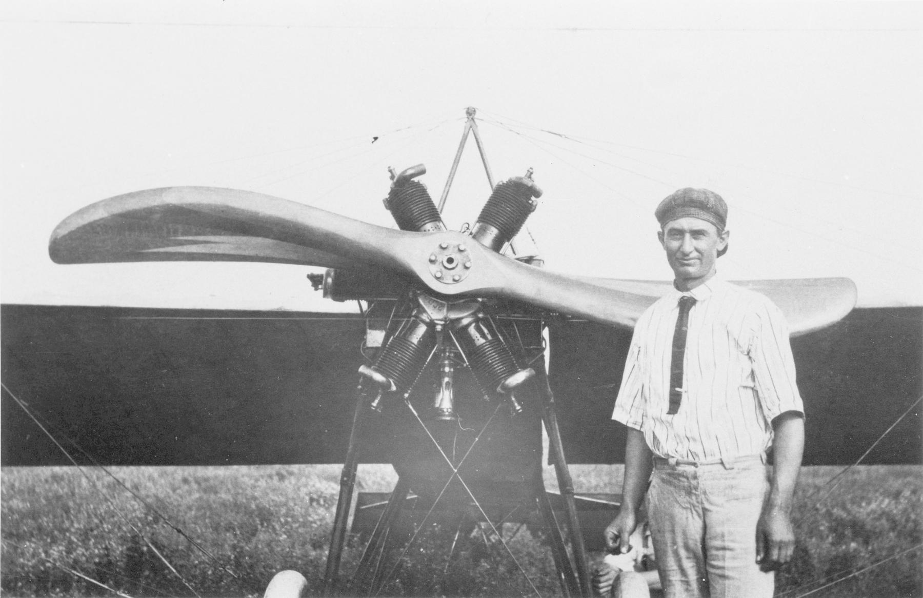 Hình ảnh về phi công Clyde Vernon Cessna